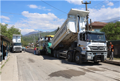 Büyükşehir asfalt sezonunu Akyazı’da açtı: 3 mahalleyi kapsayan 8 kilometrelik yol sıcak asfaltta buluşuyor