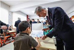 Yusuf Alemdar çocukların karne sevincini paylaştı: “Geleceğe doğru attığınız her adımda yanınızda biz olacağız”