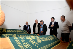 Prof. Dr. İsen türbe önünde anlattı: Pamukova’nın fethi ve Karaca Ahmet’in manevi hatırası