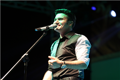 Ceceli Konserde İlahi Söyledi