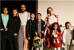 “İki Bavul Dolusu” minikler tarafından ilgiyle izlendi