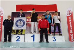 Büyükşehir karate sporcuları madalyaları topladı