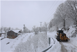Büyükşehir 24 saat kar mesaisinde: 17 grup yolundan 10’u ulaşıma açıldı