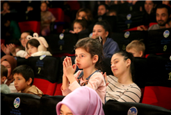 “İki Bavul Dolusu Hapşu ile Turşu” AKM’de kahkahayla geçti