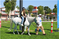 Çocuklar Millet Bahçesi’nde ‘pony’ atlarına bindi