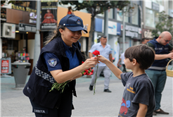 Zabıta Haftası’nda vatandaşa ve esnafa karanfil