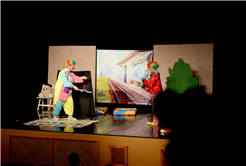 “İki Bavul Dolusu Hapşu ile Turşu” AKM’de kahkahayla geçti