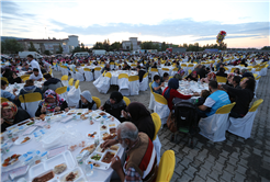 Kardeşlik sofraları Serdivan’da kuruldu