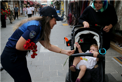 Zabıta Haftası’nda vatandaşa ve esnafa karanfil