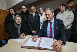 Yusuf Alemdar Bilim Merkezi’nin imzasını gençlerle attı