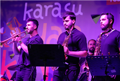 Büyükşehir’den Karasu’da yaz akşamına neşe katan nostalji konseri