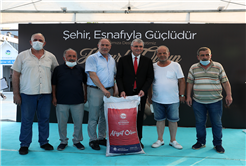 Büyükşehir’den 2042 esnafa 40 ton çay hibe