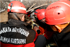 Büyükşehir arama kurtarma ekibi şehrin kalbindeki o enkaza girdi: Aksiyonun tırmandığı gece