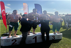 Büyükşehirli pehlivanlardan Bilecik’te bir altın bir gümüş madalya