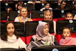 Ara tatile giren minikler ‘Hayvanlar Şehri’ni heyecanla izledi