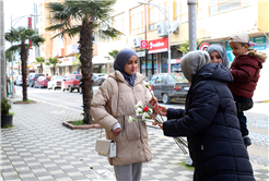 Büyükşehir yine yürekleri ısıttı: Kandilde bir karanfil, bir tebessüm…