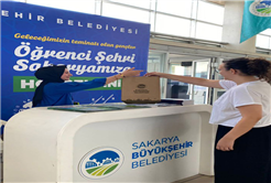 Büyükşehir üniversite kaydını yaptırmak için şehre gelen öğrencileri karşıladı
