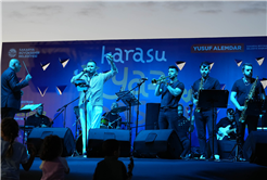 Büyükşehir’den Karasu’da yaz akşamına neşe katan nostalji konseri