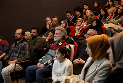 “Gerçek özgürlük, farkında olmadan kabullendiğimiz kalıpları sorgulamakla başlar”