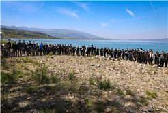 Göl havzasına bırakılan atıklar gönüllü öğrencilerin desteğiyle temizlendi