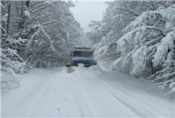 Büyükşehir yoğun kar alan grup yollarını açıyor