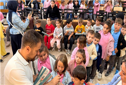 Minik öğrenciler “Bir Hikaye Bin Neşe” programıyla doyasıya eğlendi