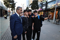 “Vatandaşlarla kucaklaştı, talepleri dinledi, Ramazan ayını tebrik etti”