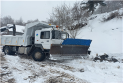 Büyükşehir yoğun kar alan grup yollarını açıyor