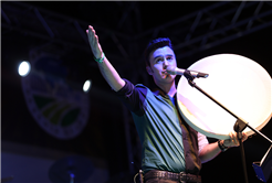 Ceceli Konserde İlahi Söyledi