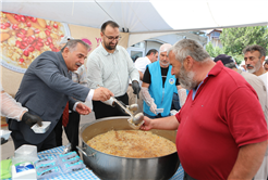 Büyükşehir bir günde 15 bin kişiye aşure bereketini ulaştırdı