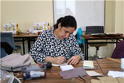 Camili SAMEK’te bir ilk: Deri aksesuarları dersi başladı 