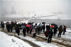 Yılın İlk Karı Eşliğinde Yürüdüler