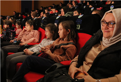 “İki Bavul Dolusu” minikler tarafından ilgiyle izlendi