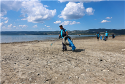 Sapanca Gölü çevresinden 2 ton çöp toplandı