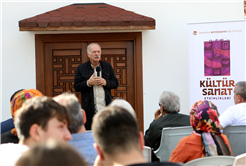 Prof. Dr. İsen türbe önünde anlattı: Pamukova’nın fethi ve Karaca Ahmet’in manevi hatırası