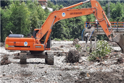 Büyükşehir ekipleri Bartın’da selin izlerini siliyor