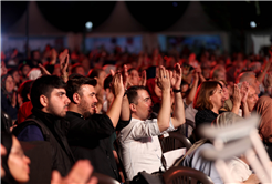 Yazın en büyük festivali şölen tadında başladı: Millet Bahçesi sahne ışıklarıyla aydınlandı