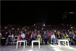 Ceceli Konserde İlahi Söyledi