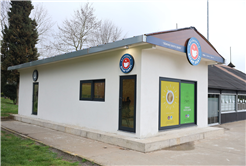 Sakarya’da öğrenciler çamaşırları yıkanırken kitap okuyor