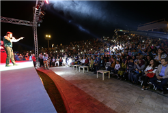 Ceceli Konserde İlahi Söyledi