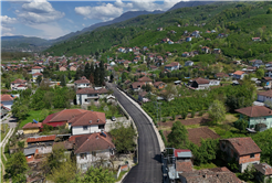 Büyükşehir asfalt sezonunu Akyazı’da açtı: 3 mahalleyi kapsayan 8 kilometrelik yol sıcak asfaltta buluşuyor