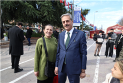 “Vatandaşlarla kucaklaştı, talepleri dinledi, Ramazan ayını tebrik etti”