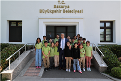 Başkan Yusuf Alemdar okulla ilk kez tanışan miniklere başarılar diledi
