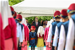 Alemdar miniklerin bayram coşkusuna ortak oldu: “Gözlerinizdeki ışık hiç solmasın”