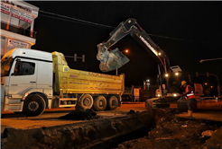 Büyükşehir’den şehrin kalbinde sürdürdüğü çalışmalara gece mesaisi