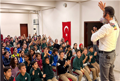 Minik öğrenciler “Bir Hikaye Bin Neşe” programıyla doyasıya eğlendi