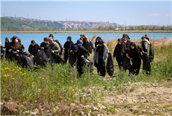 Göl havzasına bırakılan atıklar gönüllü öğrencilerin desteğiyle temizlendi