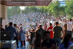 Vadideki dünya sahnesi İlyas Yalçıntaş konseri ve sahne şovlarıyla şölene dönüştü