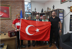 Büyükşehir kahraman gazileri unutmadı: Şanlı Türk Bayrağı hediyesiyle vefa örneği