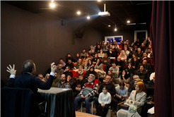 “Gerçek özgürlük, farkında olmadan kabullendiğimiz kalıpları sorgulamakla başlar”